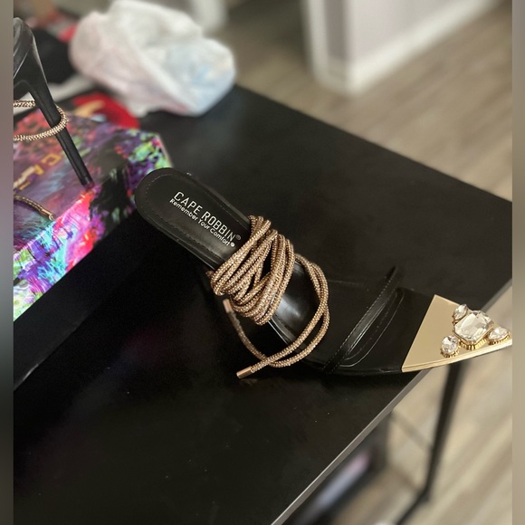 Cape Robins Size 10 Style: Phora Black - Picture 3 of 4